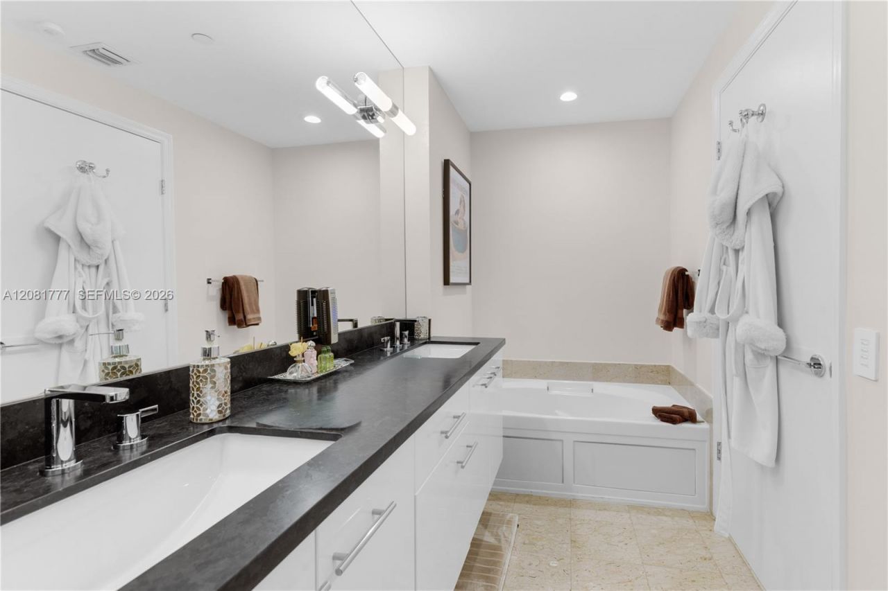 21200 NE Point Pl , Unit 1404, Aventura, FL 33180 Photo