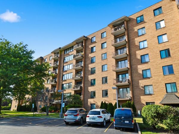 1747 W Crystal Lane , Unit 207, Mount Prospect, IL 60056