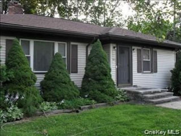 24 Schoolhouse Ln , Poughkeepsie, NY 12603