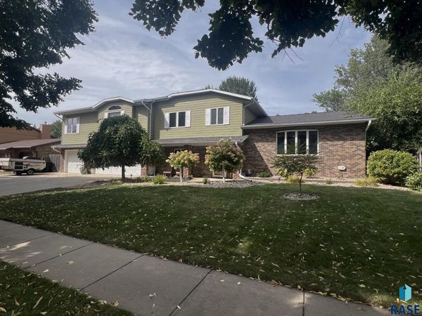 708 E Alder Ln, Sioux Falls, SD 57105