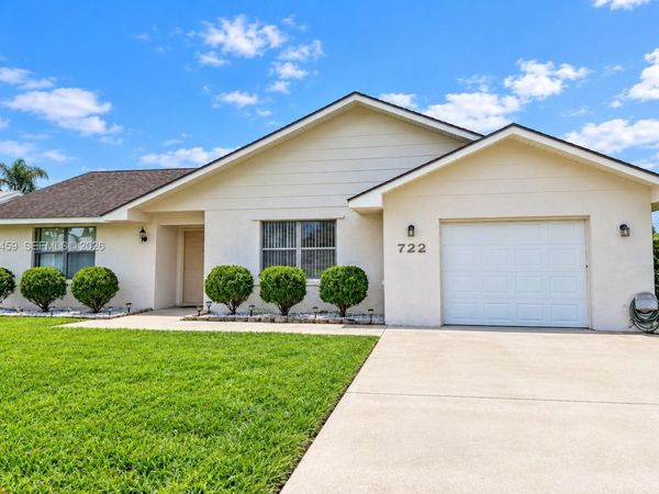 722 SE Thanksgiving Ave, Port St. Lucie, FL 34984