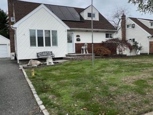 1227 Daffodil Lane , Wantagh, NY 11793