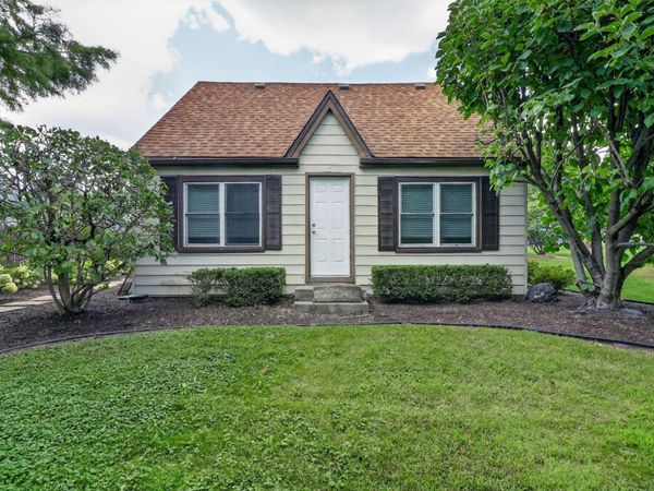 100 83RD Street , Hinsdale, IL 60527