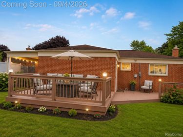 25132 St Clement Drive, Warren, Mi 48089