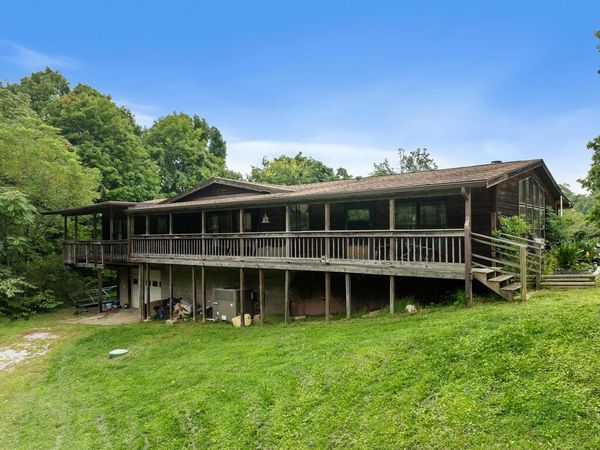 135 Snowy Lane, Moundsville, WV 26041