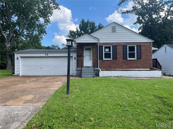 12 Saint Martha Court , Florissant, MO 63031