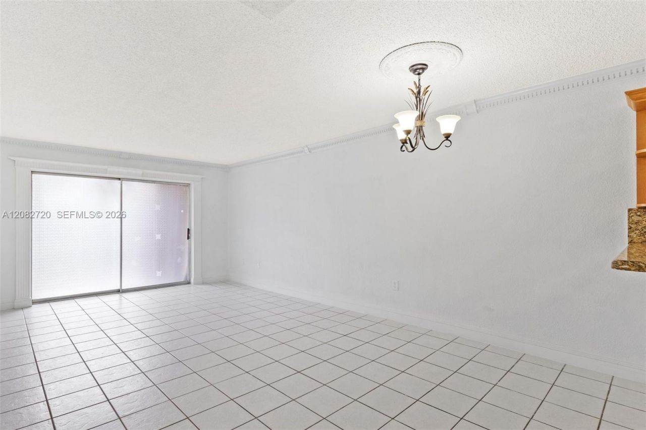 1300 W 47th Pl , Unit 223, Hialeah, FL 33012 Photo