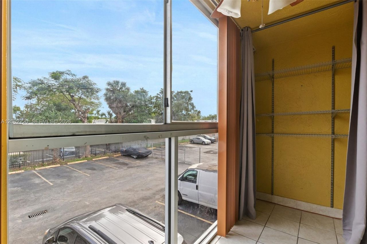 1300 W 47th Pl , Unit 223, Hialeah, FL 33012 Photo