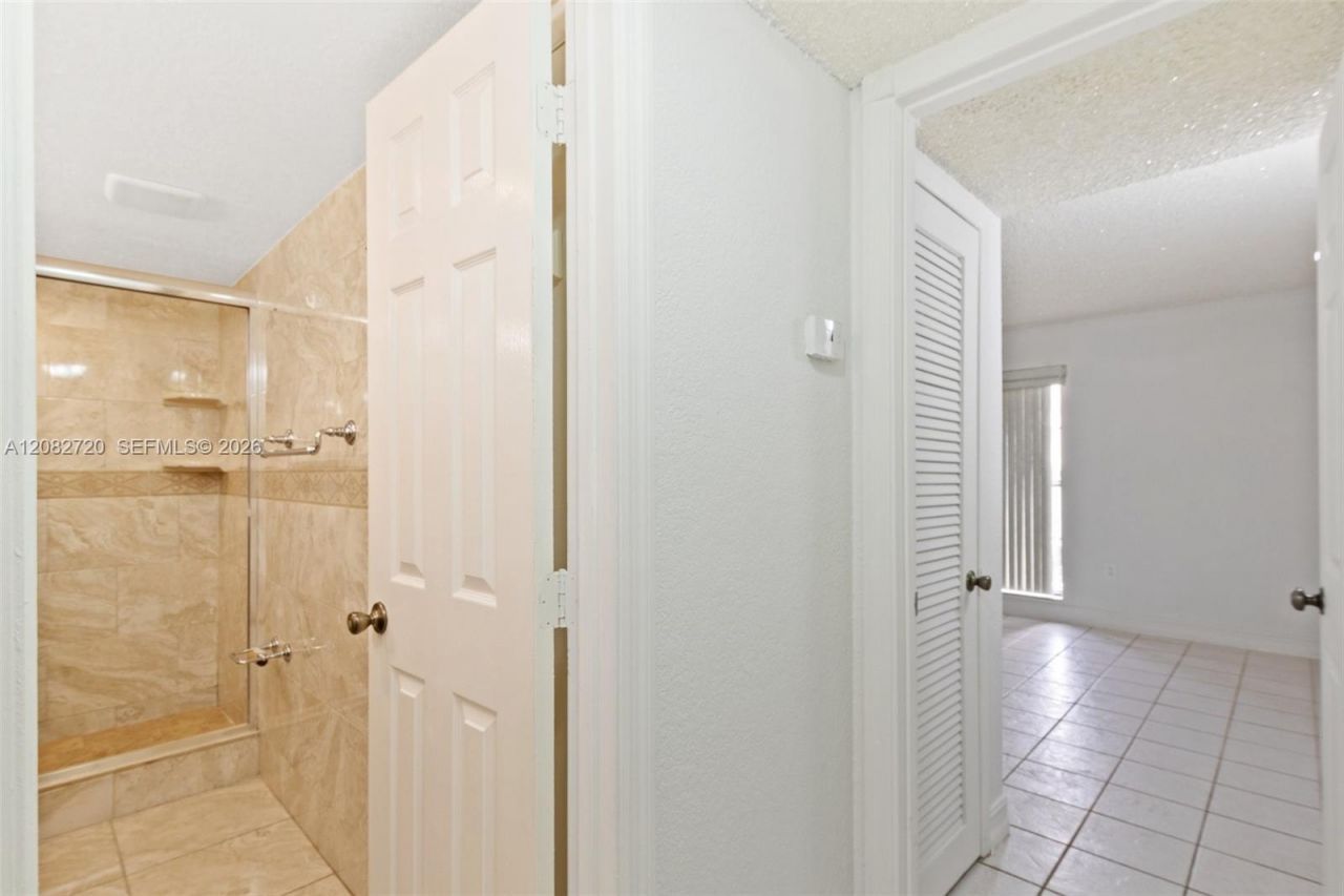 1300 W 47th Pl , Unit 223, Hialeah, FL 33012 Photo
