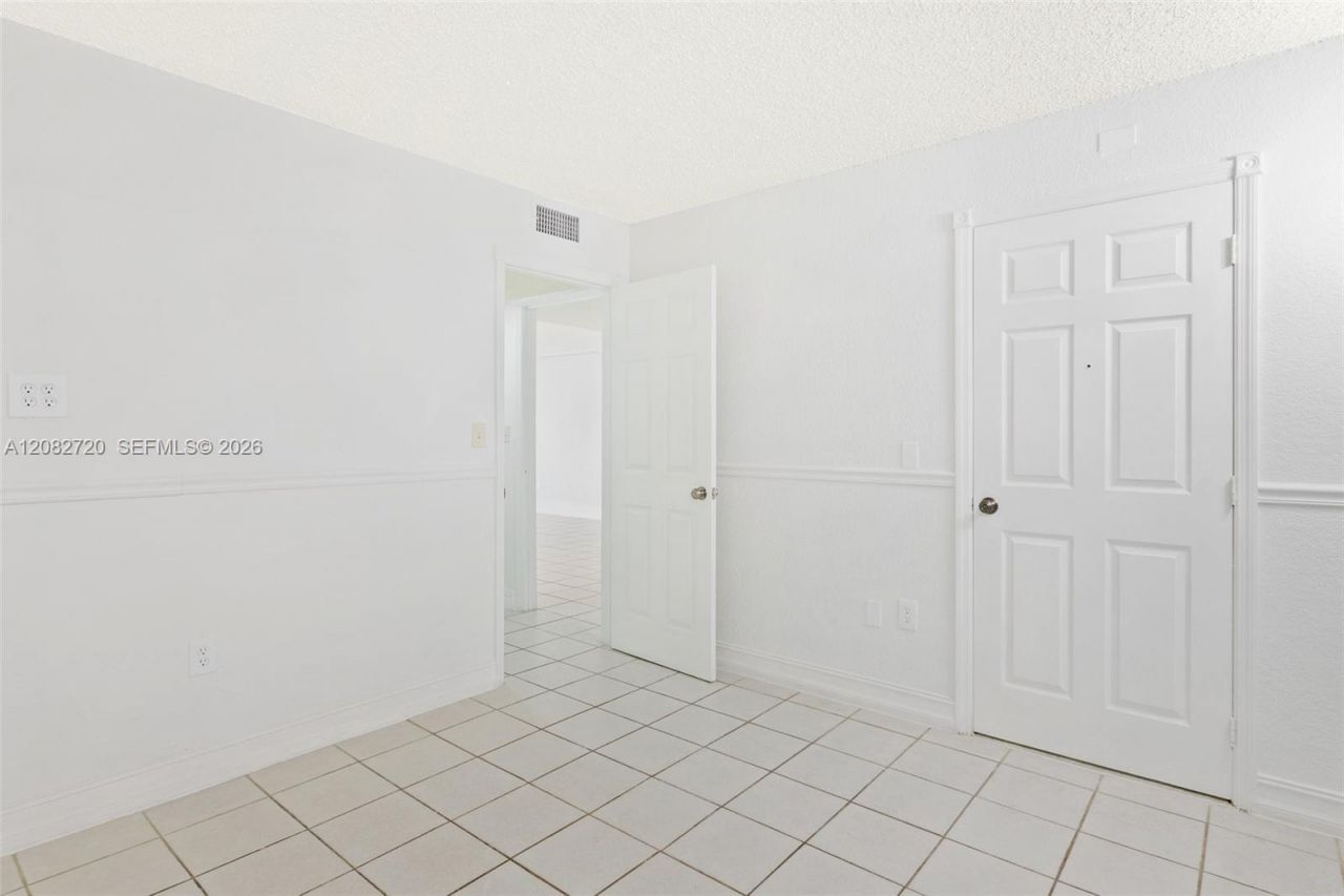 1300 W 47th Pl , Unit 223, Hialeah, FL 33012 Photo