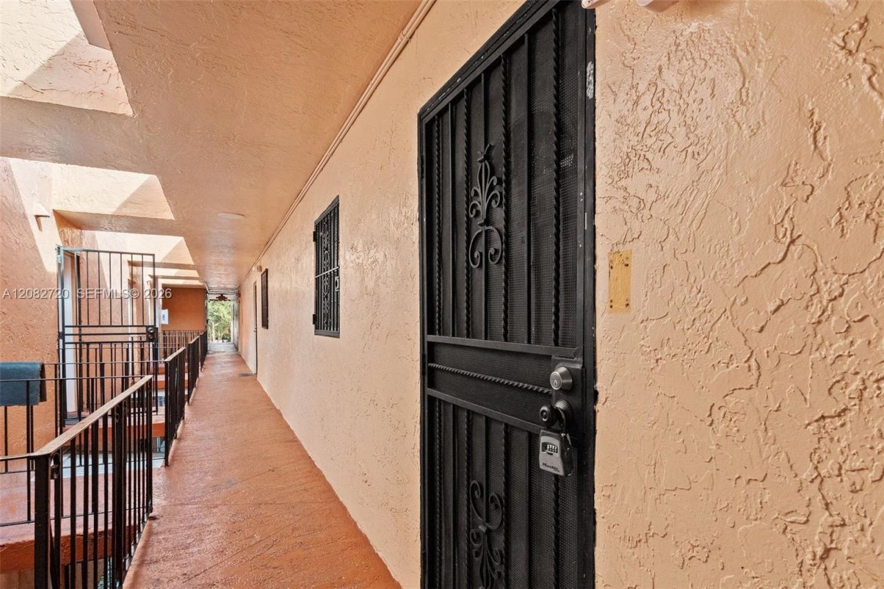1300 W 47th Pl , Unit 223, Hialeah, FL 33012 Photo