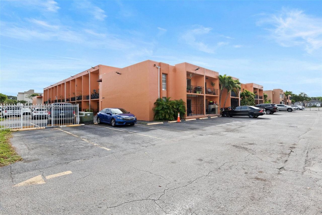 1300 W 47th Pl , Unit 223, Hialeah, FL 33012 Photo