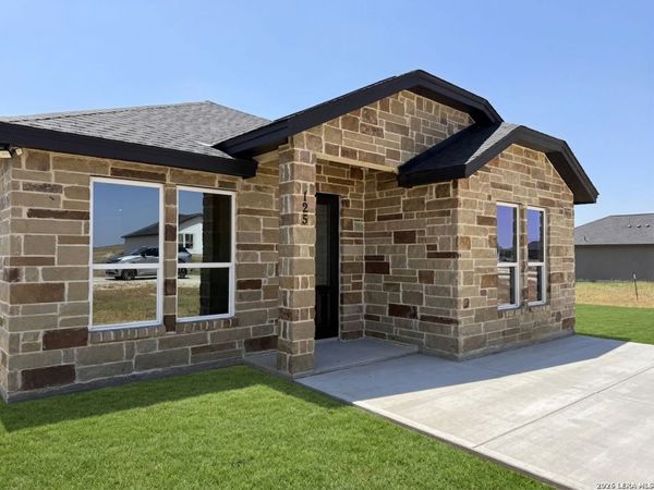 125 Camino Verde Ct, La Vernia, TX 78121