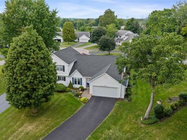 2 Hampton Circle, Fairport, NY 14450