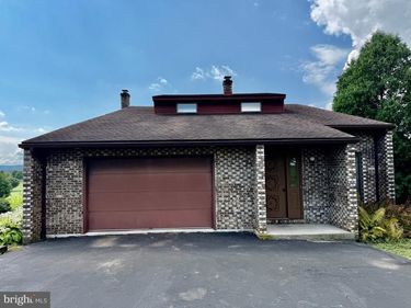 2122 HILLVIEW DRIVE, FAYETTEVILLE, PA 17222