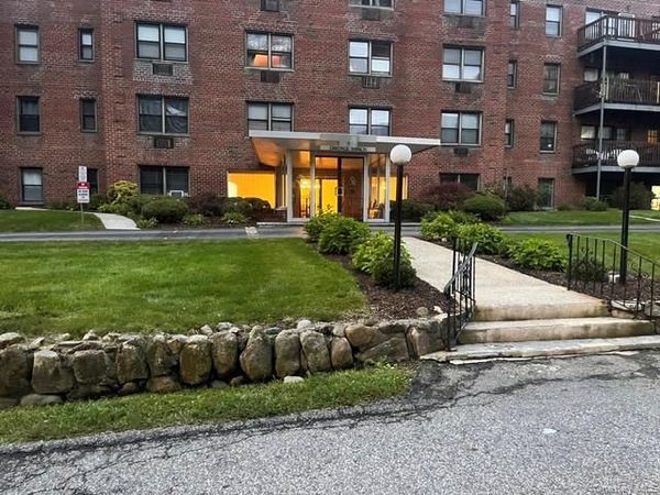 5 Oakdale Manor, Unit B22, Suffern, NY 10901