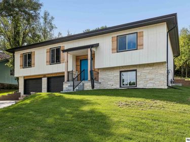 5129 Raven Oaks Drive, Omaha, NE 68152