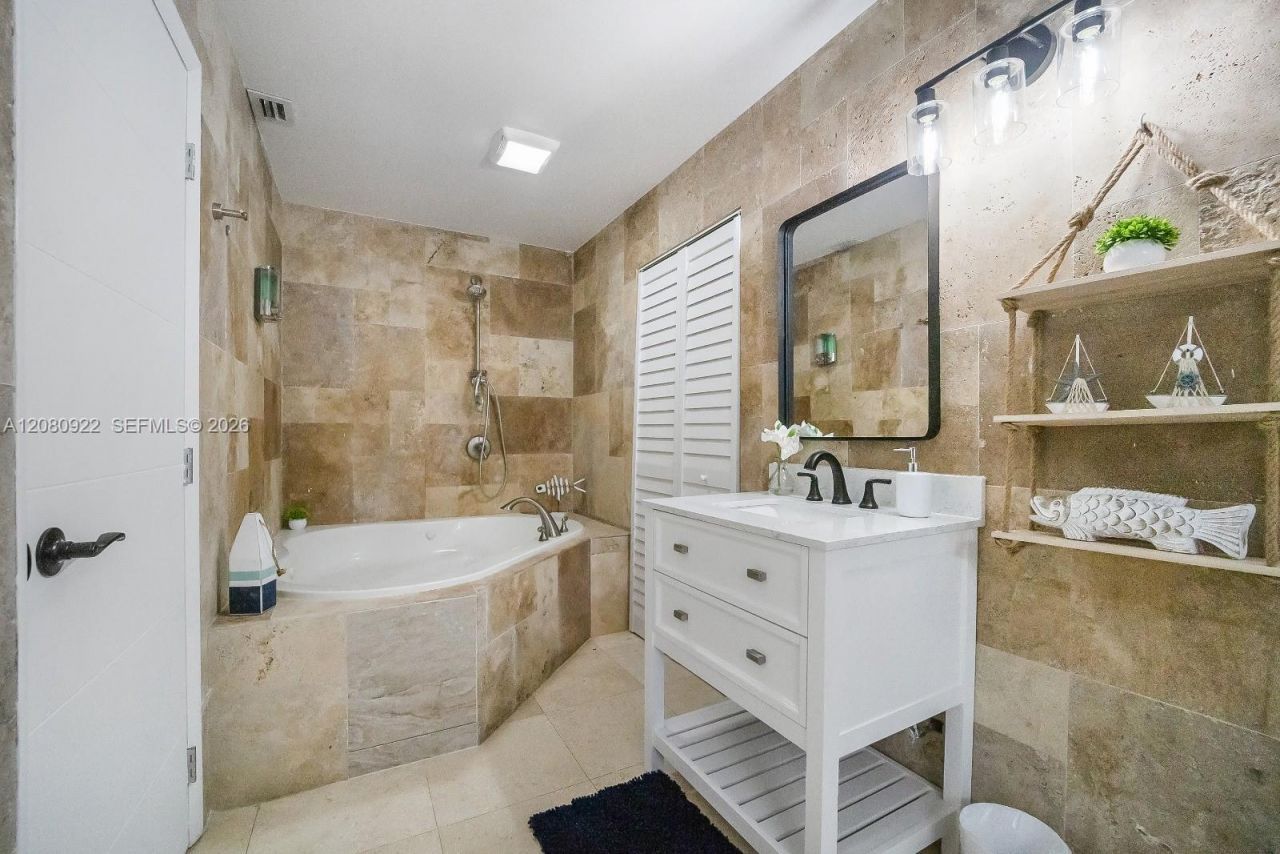 2286 NE 215th St , Unit 2286, Miami, FL 33180 Photo