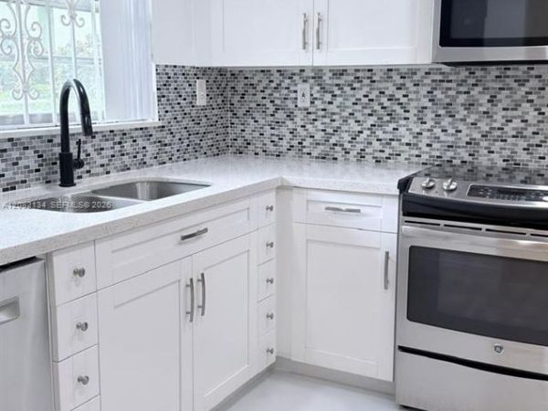 11183 NW 7th St, Unit 104, Miami, FL 33172