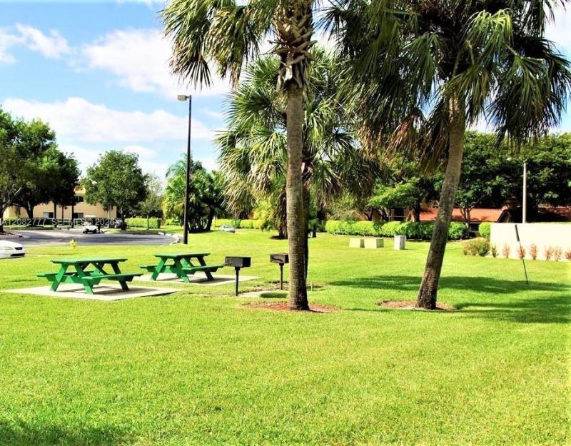 3380 N Pinewalk Dr N, Unit 1111, Margate, FL 33063 Photo