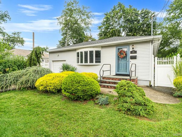 21 Pearsall Place, Deer Park, NY 11729
