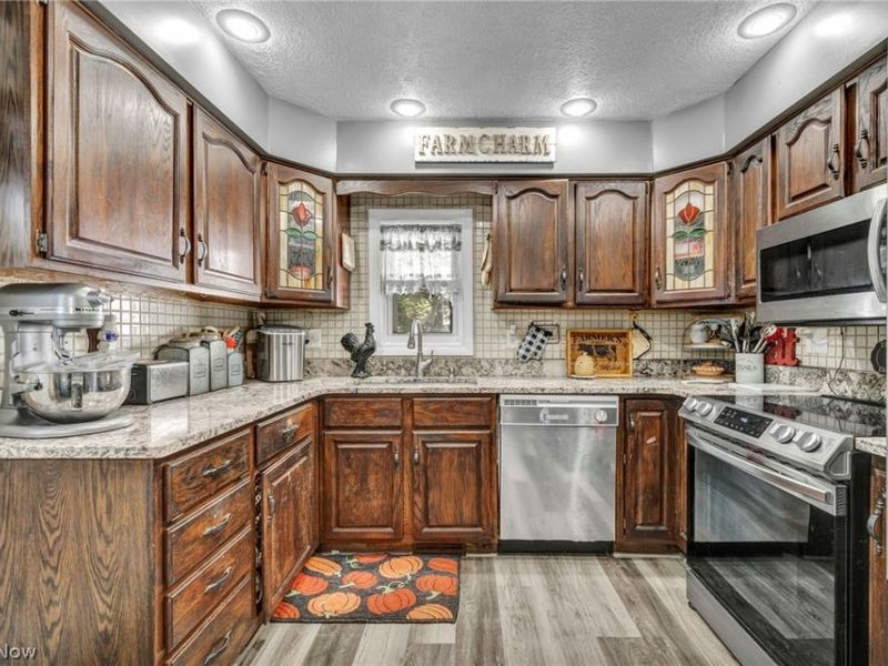 141 Pinewood Drive, Elyria, OH 44035 Photo 8