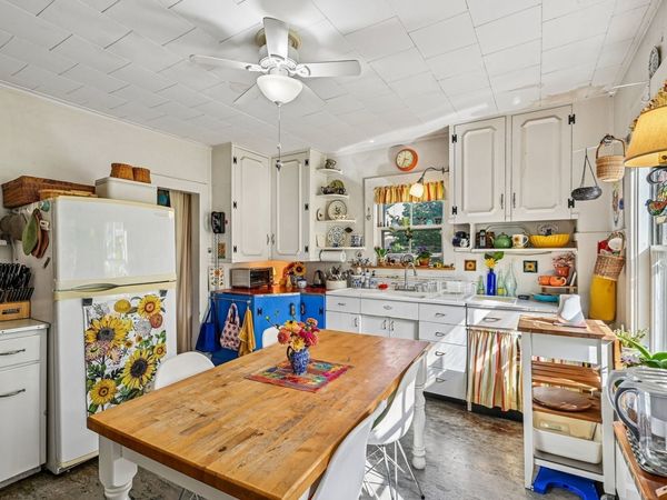 21 Elm St, Maynard, MA 01754