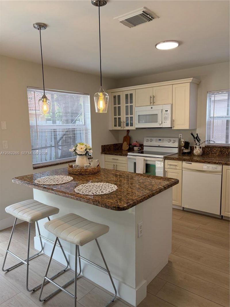 1246 NW 125th Ter, Sunrise, FL 33323 Photo
