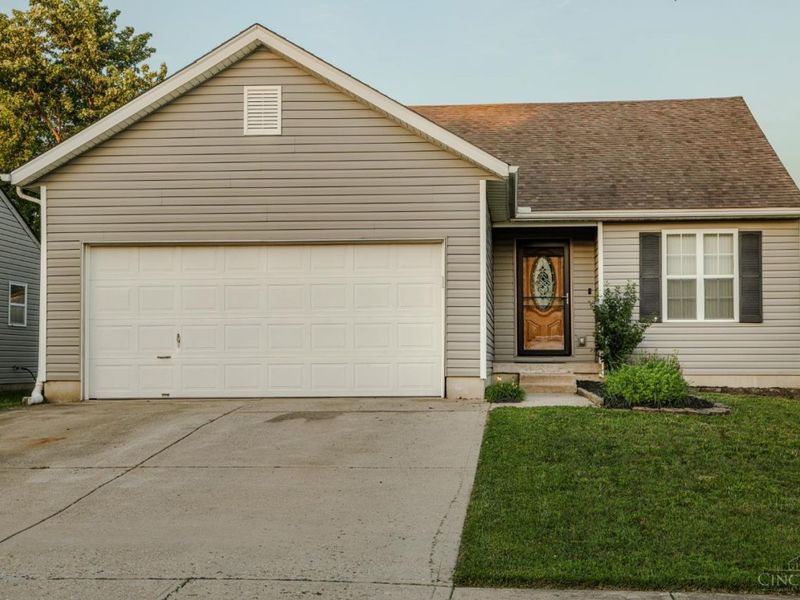 942 Pheasant Run Drive, Trenton, OH 45067 Photo 1