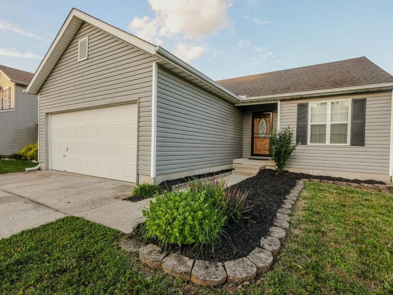 942 Pheasant Run Drive, Trenton, OH 45067 Photo 2
