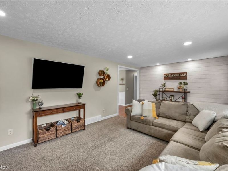 6934 Center Street NE, Hartville, OH 44632 Photo 6