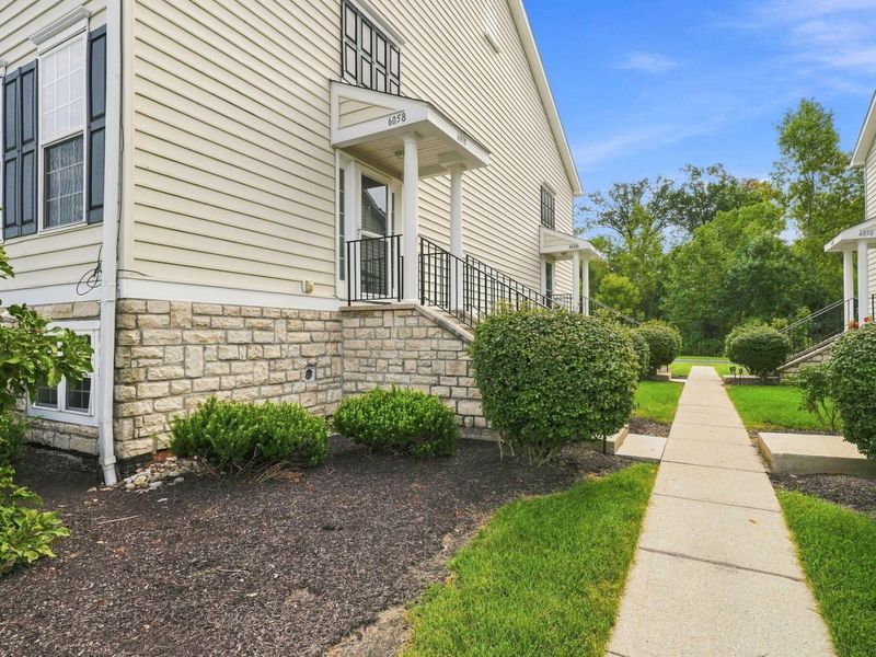 6058 Phar Lap Drive, Unit 17, New Albany, OH 43054 Photo 2