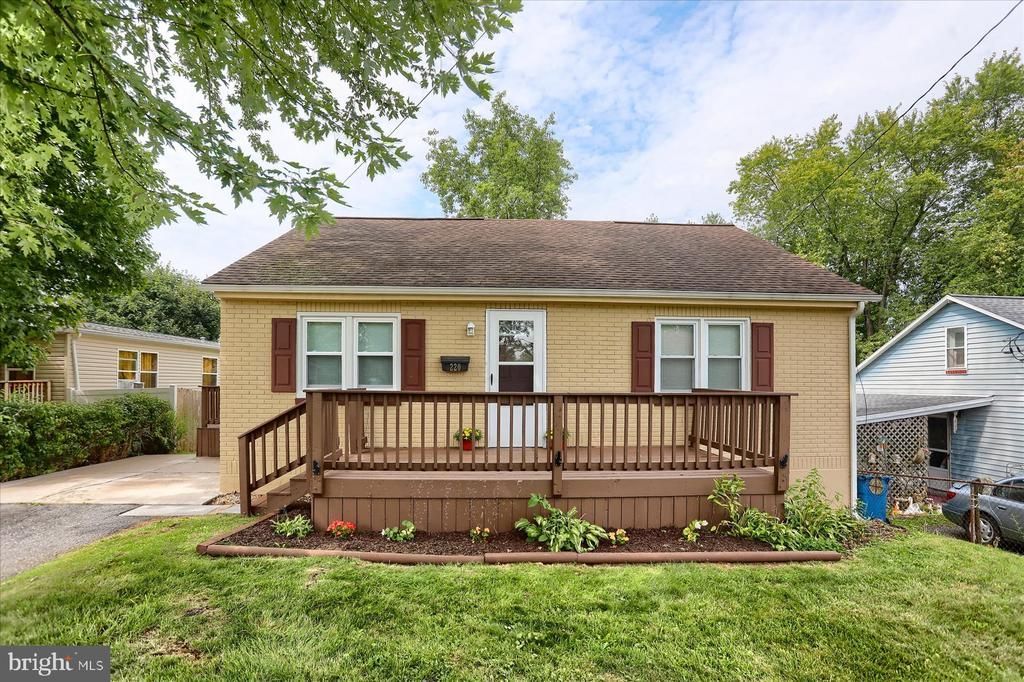 220 N DUKE STREET , HUMMELSTOWN, PA 17036