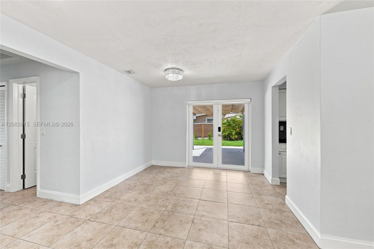 1000 NW 76th Ter, Pembroke Pines, FL 33024 Photo