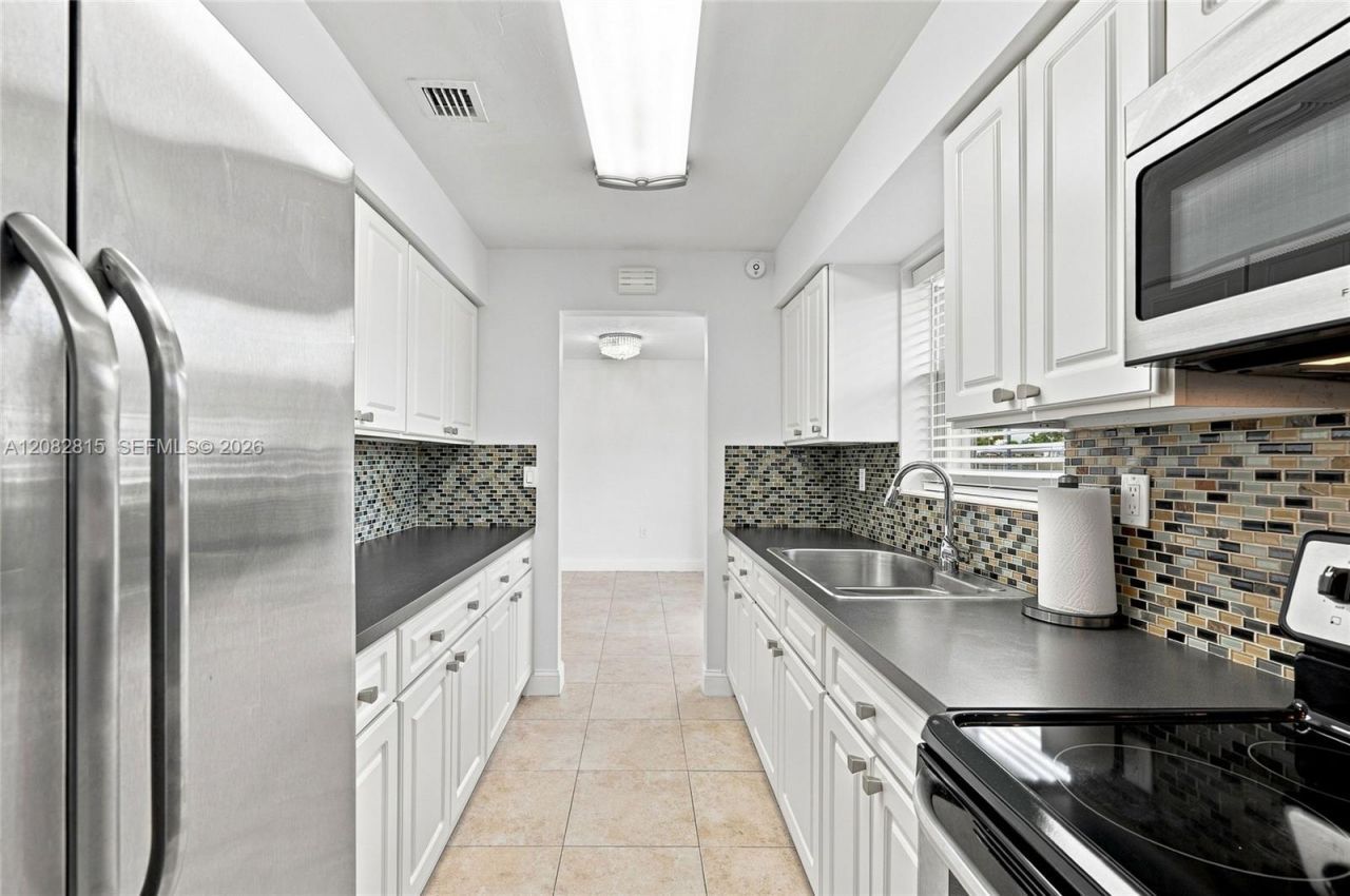1000 NW 76th Ter, Pembroke Pines, FL 33024 Photo