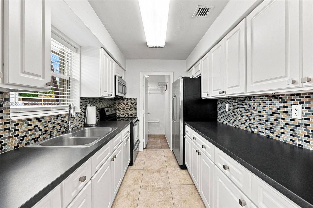 1000 NW 76th Ter, Pembroke Pines, FL 33024 Photo