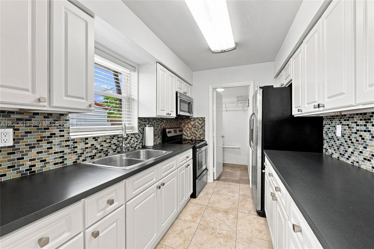 1000 NW 76th Ter, Pembroke Pines, FL 33024 Photo