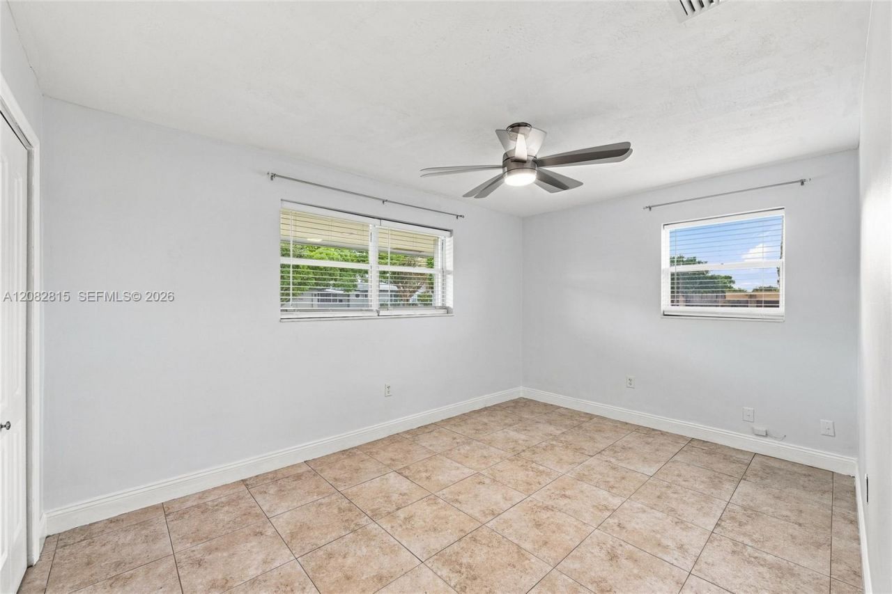 1000 NW 76th Ter, Pembroke Pines, FL 33024 Photo