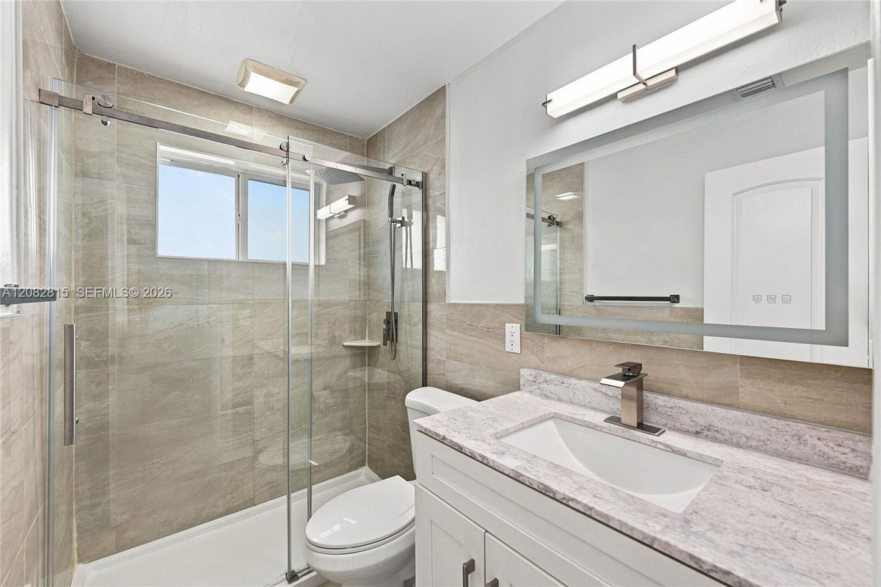 1000 NW 76th Ter, Pembroke Pines, FL 33024 Photo