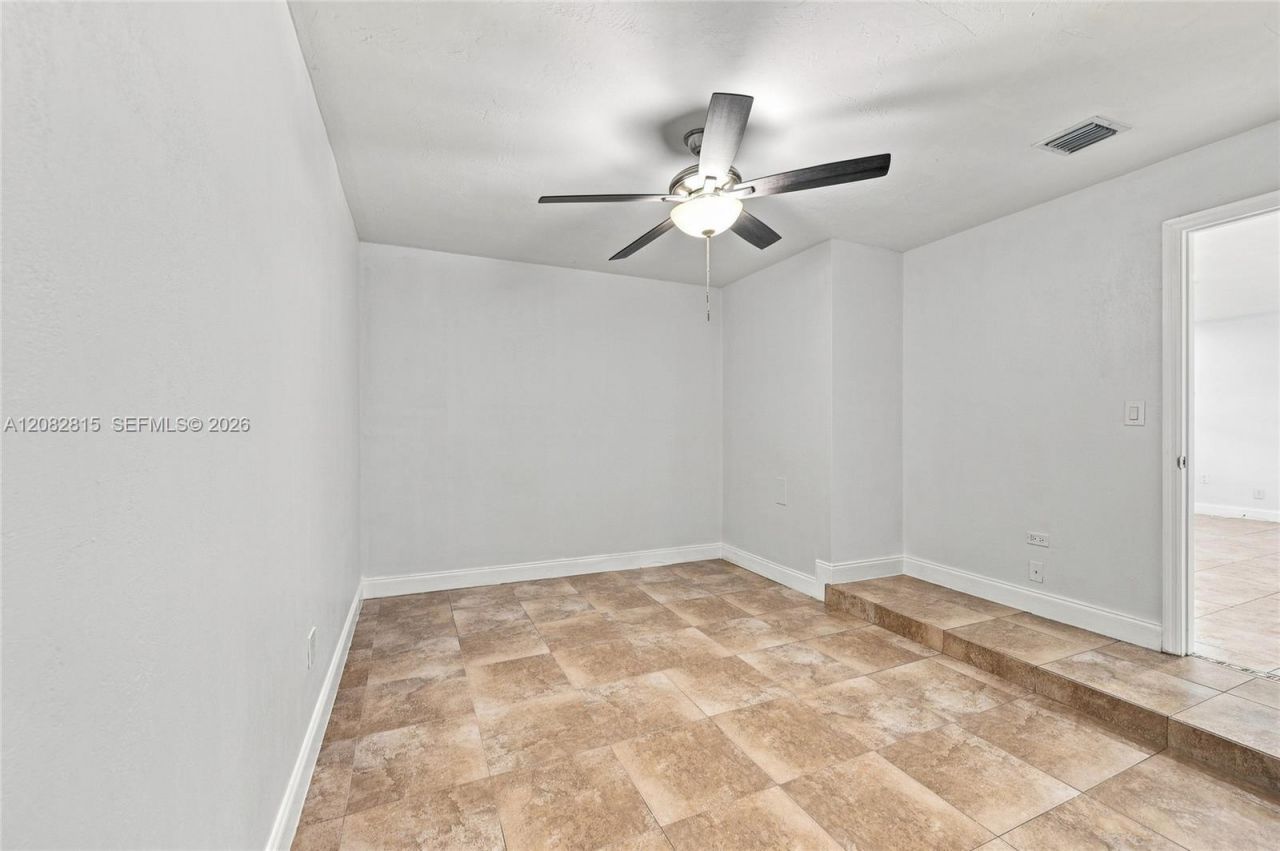 1000 NW 76th Ter, Pembroke Pines, FL 33024 Photo
