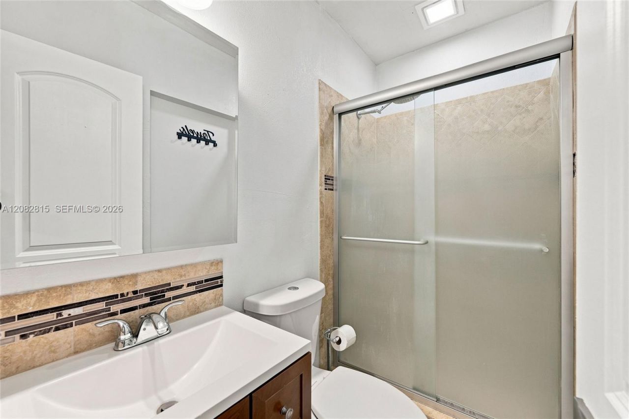 1000 NW 76th Ter, Pembroke Pines, FL 33024 Photo