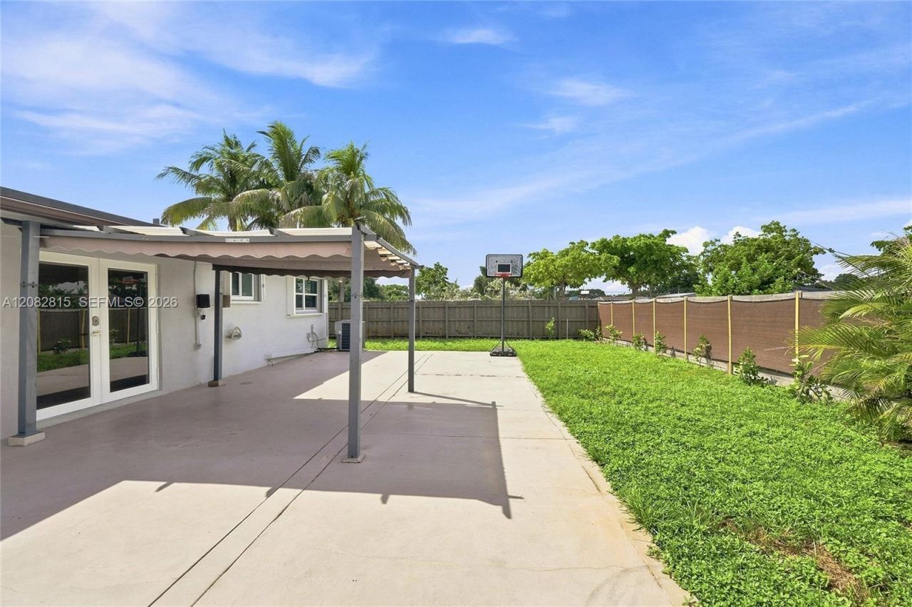 1000 NW 76th Ter, Pembroke Pines, FL 33024 Photo