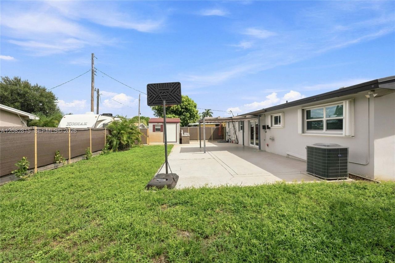 1000 NW 76th Ter, Pembroke Pines, FL 33024 Photo
