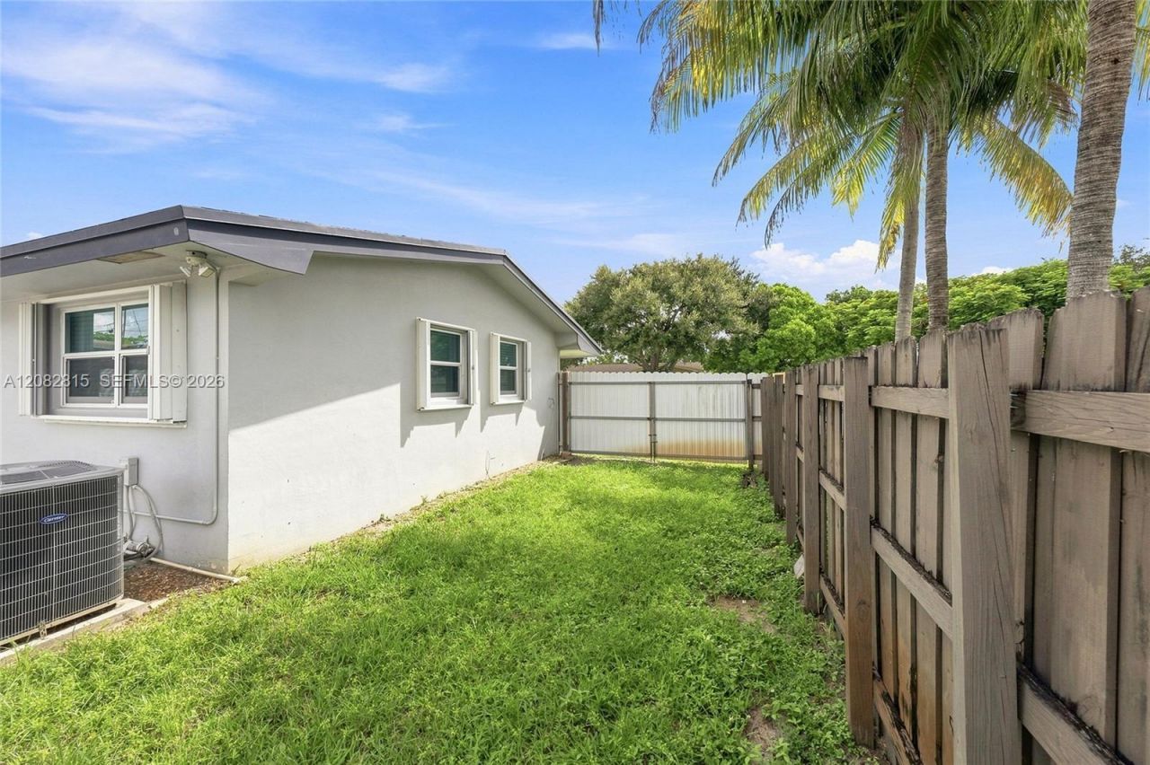 1000 NW 76th Ter, Pembroke Pines, FL 33024 Photo