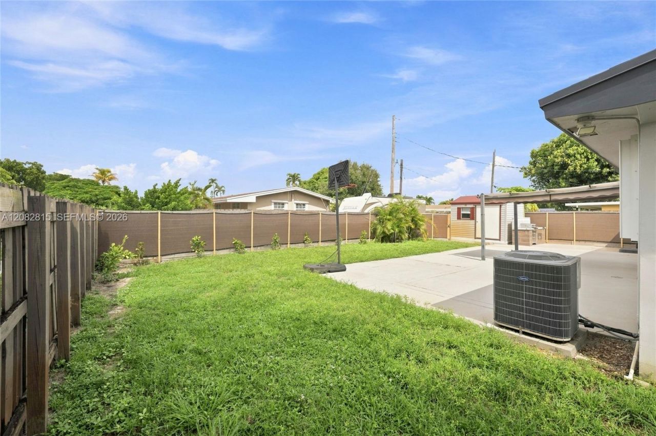 1000 NW 76th Ter, Pembroke Pines, FL 33024 Photo