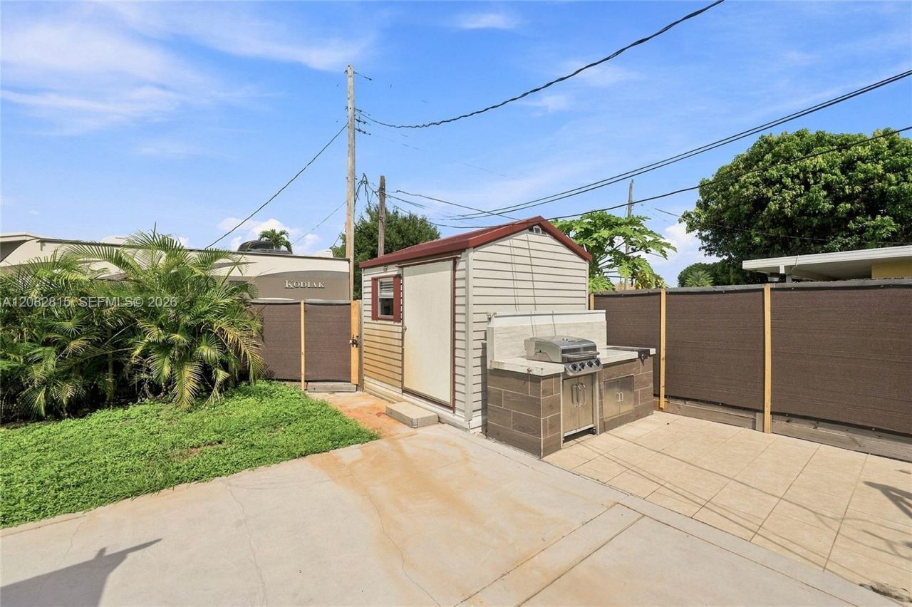 1000 NW 76th Ter, Pembroke Pines, FL 33024 Photo
