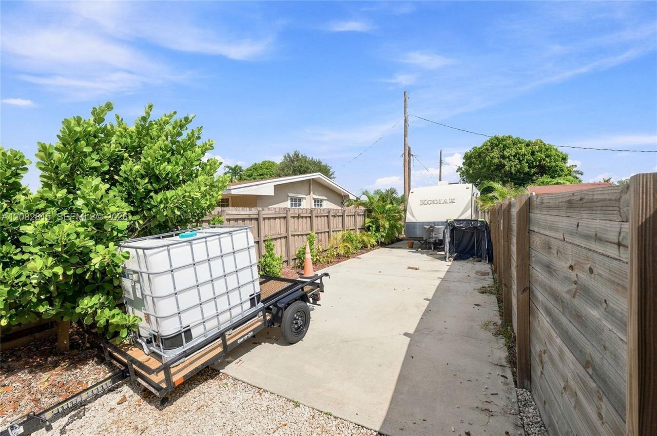 1000 NW 76th Ter, Pembroke Pines, FL 33024 Photo