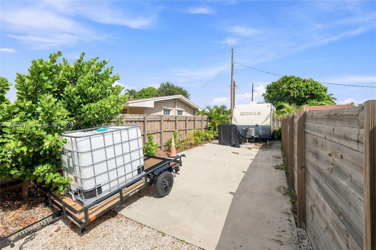 1000 NW 76th Ter, Pembroke Pines, FL 33024 Photo