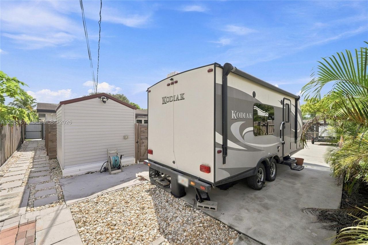 1000 NW 76th Ter, Pembroke Pines, FL 33024 Photo