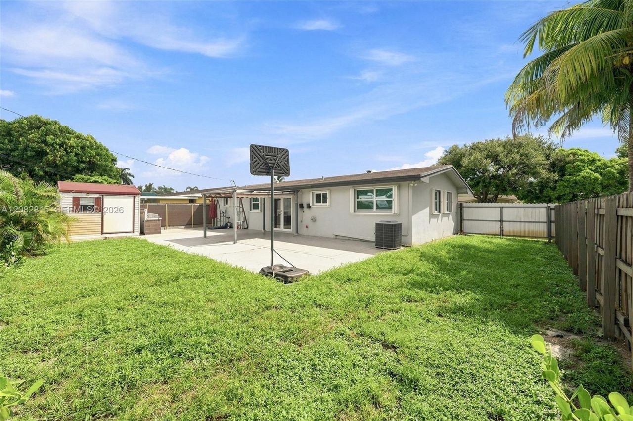 1000 NW 76th Ter, Pembroke Pines, FL 33024 Photo